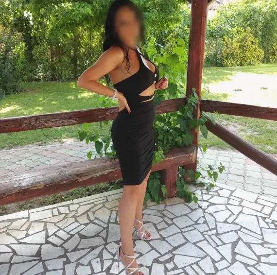 Amina, 36